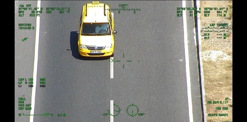 Polis helikopterini görünce emniyet kemerini taktı
