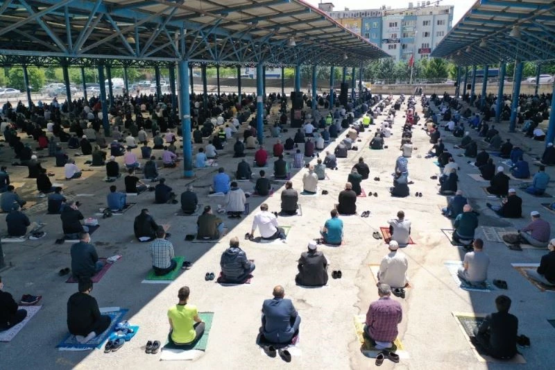 Büyükşehir’den ücretsiz maske ve seccade
