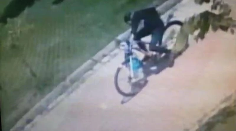 Cami musluklarıyla imamın bisikletinin çalındığı anlar kamerada
