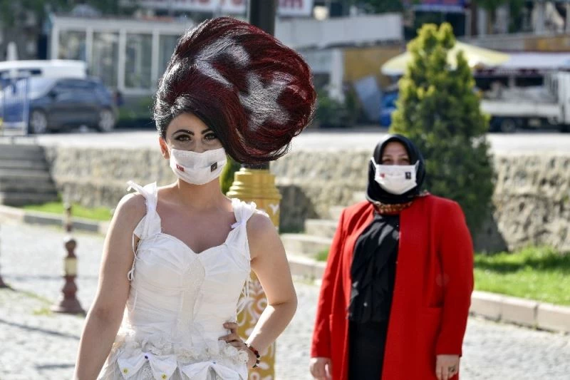 Sıradışı tasarımcıdan bu kez de maskeden gelinlik
