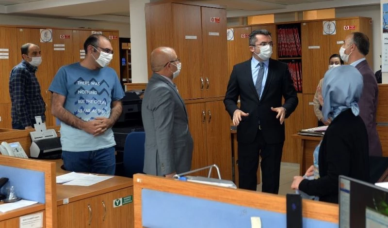 Maske ve Sosyal Mesafe Kuralını denetleyen Vali Memiş: Hem uyardı hem de teşekkür etti
