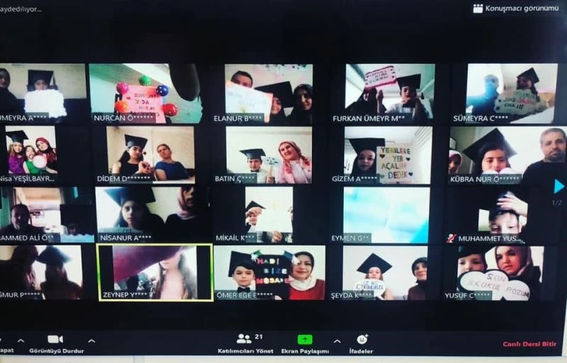 Mezuniyet törenlerini online yaptılar
