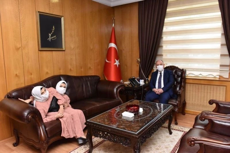 Kahramanmaraş Valisi Coşkun, siyam ikizlerini misafir etti