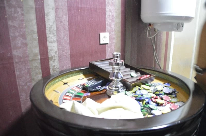 (ÖZEL) Bakırköy’de kafe olarak işletilen mekanın üst katları kumarhane çıktı
