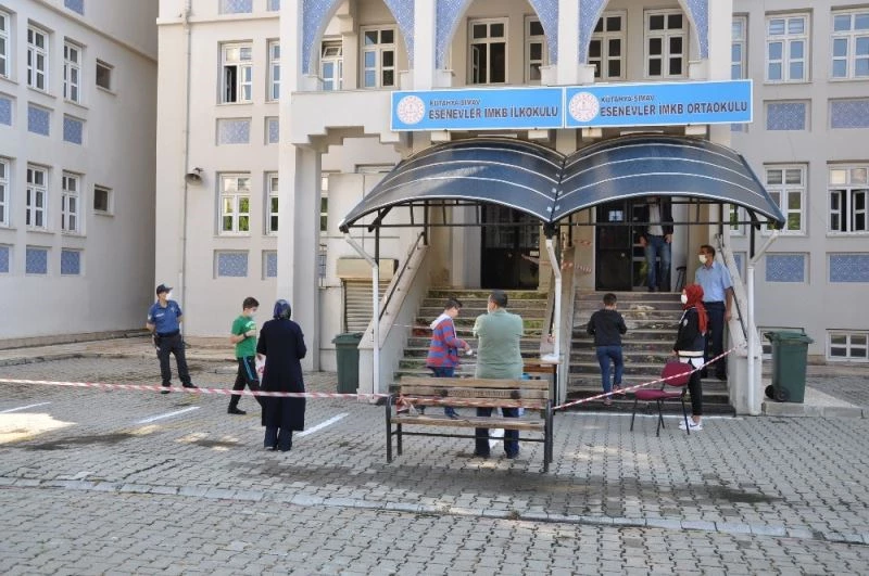 Sosyal mesafeli LGS sınavına 959 öğrenci katıldı
