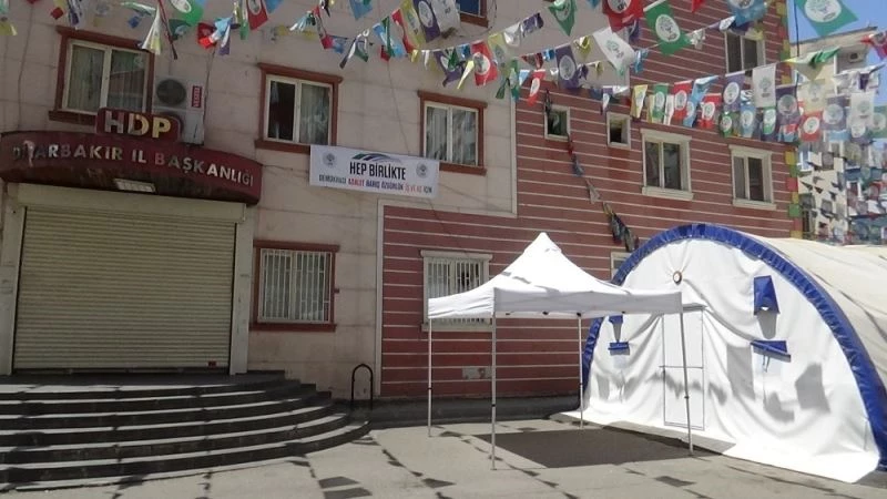 HDP önündeki aileler, LGS kısıtlaması nedeni ile eylemlerine 1 gün ara verdi
