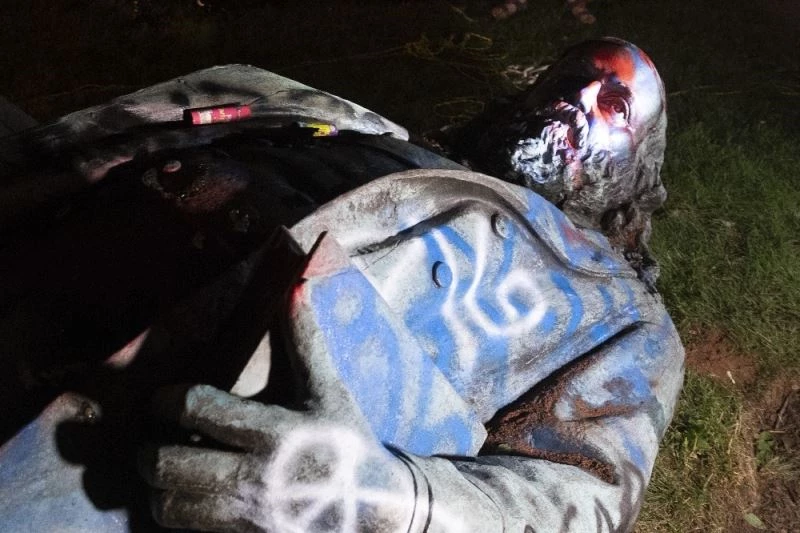 ABD’de göstericiler bir heykeli daha yıktı
