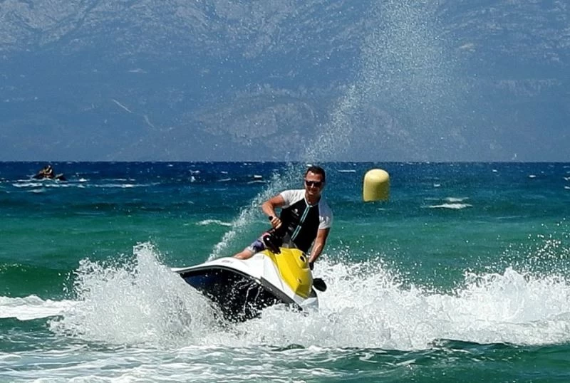 Çeşme’de adrenalin arayanların tercihi su sporları

