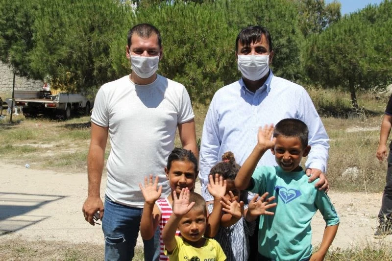 Çeşme’de çadırları yıkılan Roman vatandaşlara AK Parti’li Cemal Bekle sahip çıktı
