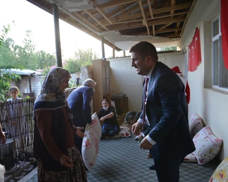 Vali Sarıibrahim ayağının tozuyla şehit ailesini ziyaret etti
