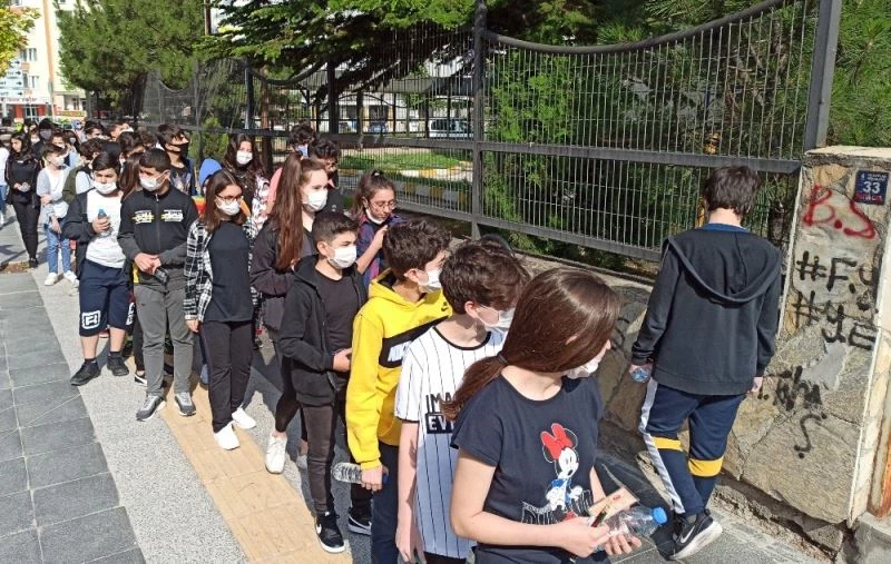 LGS heyecanı aile ve çocuklara sosyal mesafeyi unutturdu
