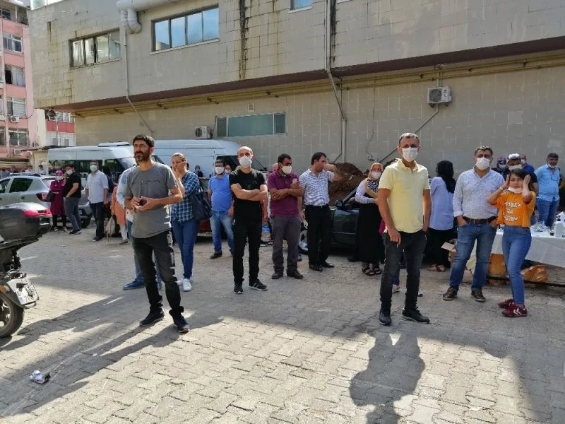 Veliler, polis uyarılarına rağmen sosyal mesafeye uymadı
