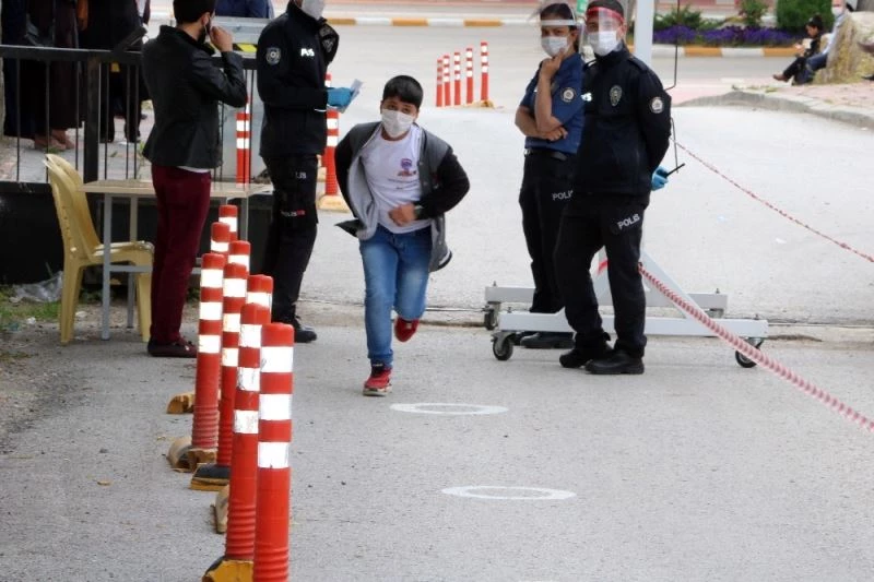 LGS’ye geç kalmak istemeyen öğrenciler sınav merkezlerine koştu
