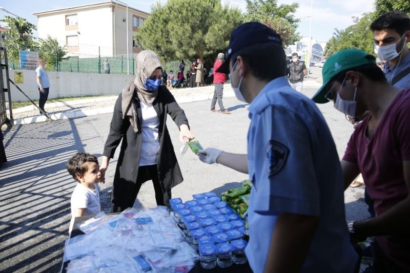 Başakşehir’de LGS’de velilere çay ve kek ikramı
