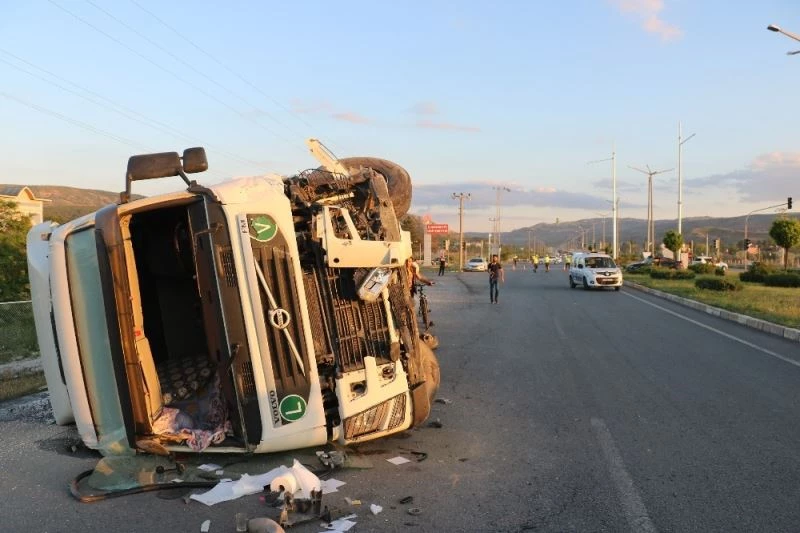 Mucur yüklü kamyon devrildi: 2 yaralı
