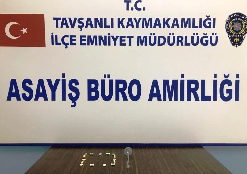 Tavşanlı’da bir otomobilde 15 adet extacy hap ele geçirildi
