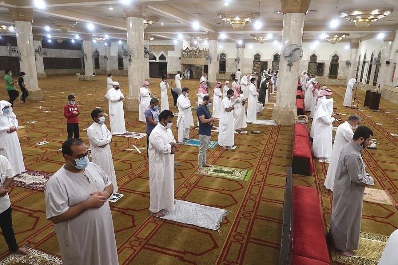 Suudi Arabistan’da sokağa çıkma yasağı sona erdi, Mekke’de 3 ay sonra ilk namaz kılındı

