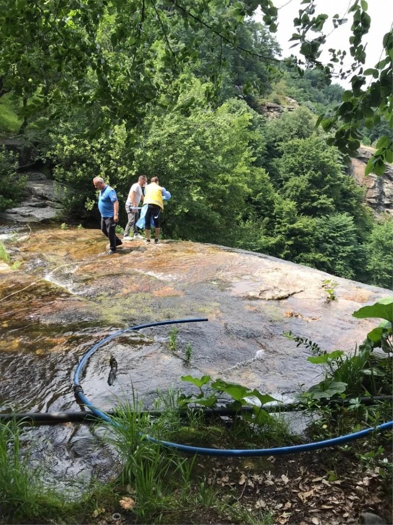 40 metre yükseklikteki şelalede selfie çekerken aşağıya düştü
