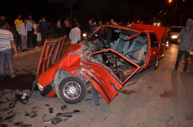 İkiye bölünen otomobilden sağ kurtuldu