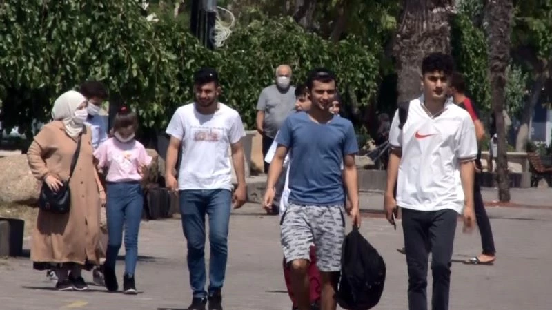 Plajlarda sosyal mesafe hiçe sayıldı
