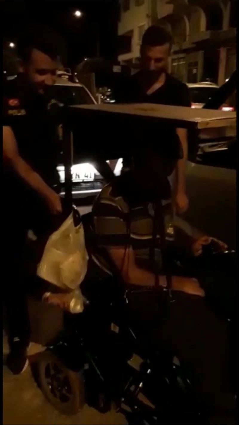 Aracının aküsü biten engelli vatandaşın yardımına polis yetişti
