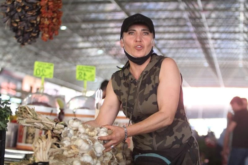 Semt pazarlarının 3 dil bilen alımlı ’Dani’ ablası müşterilerin gözdesi
