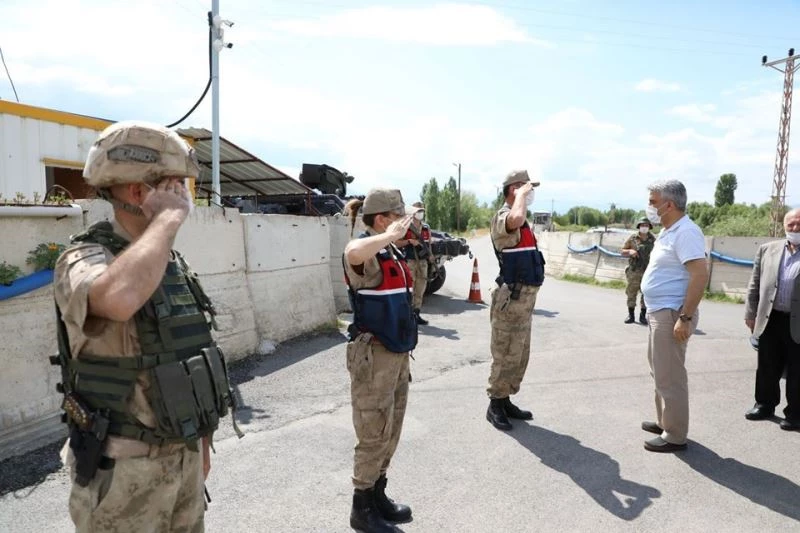 Vali Makas, Mertekli ve Çağlayan yol kontrol noktalarını ziyaret ederek, incelemelerde bulundu
