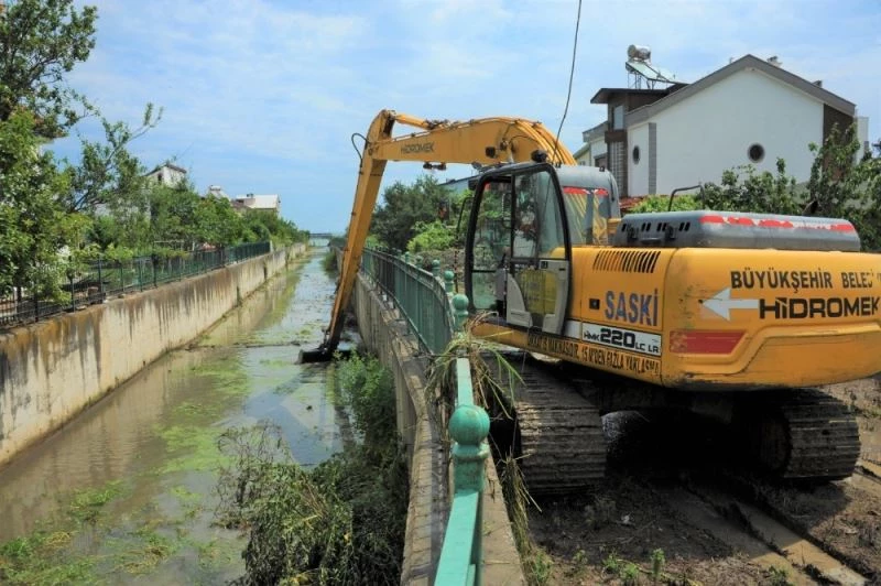 SASKİ dereleri temizliyor
