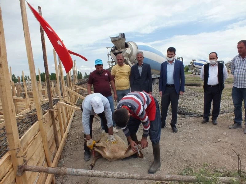 Hayırseverlerin yaptıracağı caminin temeli atıldı
