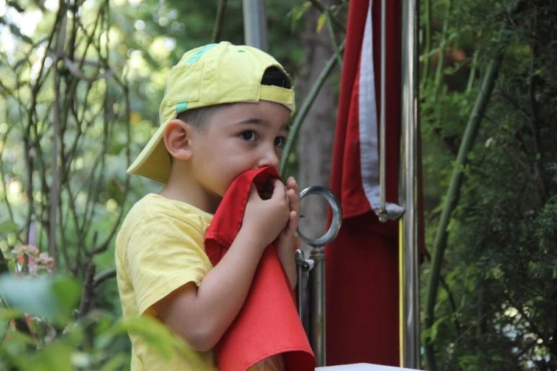 Babalar Günü’nde şehit amcasının kabrinde bulunan bayrağı öptü
