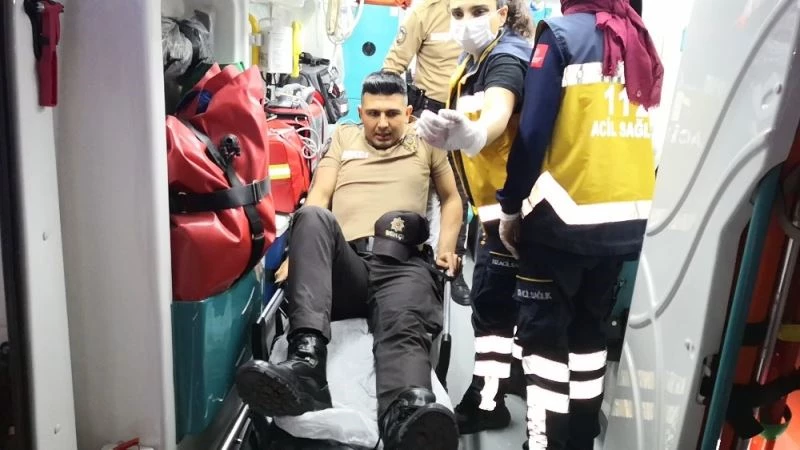 Alkollü sürücü önce bekçiyi ezdi, sonra polis memurunun ayağını kırdı
