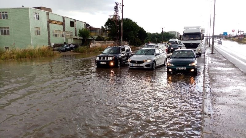 Tekirdağ’da sağanakta araçlar suya gömüldü
