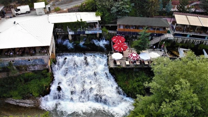 Dünyanın en genç şelalesine ziyaretçi yoğunluğu
