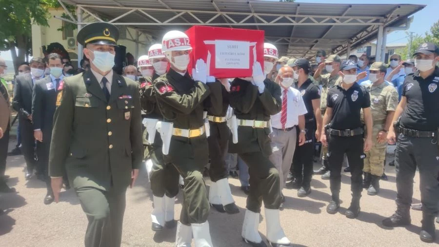 PENÇE HAREKATI ŞEHİDİ PİYADE UZMAN ONBAŞI KÖSE, GÖZ YAŞLARIYLA SON YOLCULUĞUNA UĞURLANDI