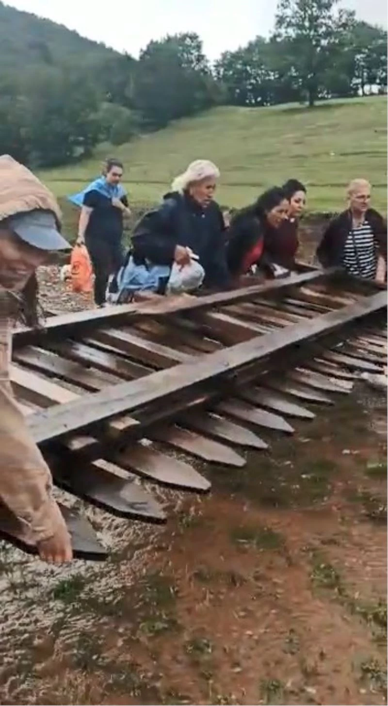 Kanyon yakınlarında selden mahsur kalan turistler çit sayesinde kurtuldu
