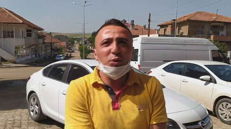 Bakmaya korktukları yılanı eliyle çıkarttı
