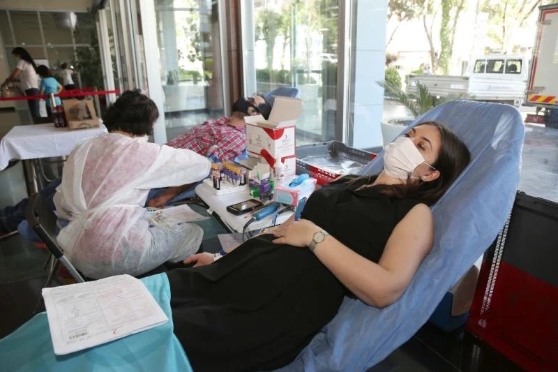 Gaziemirliler, kan bağışlayarak umut oldu
