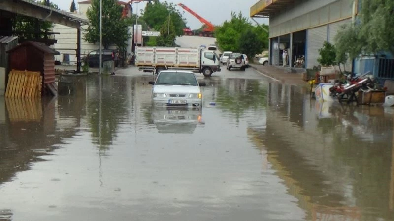 Misket büyüklüğündeki dolu hayatı felç etti
