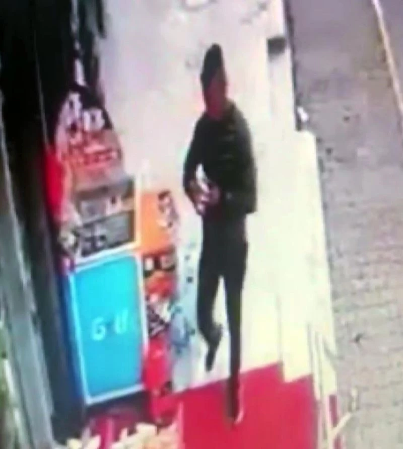 (Özel) Pendik’te büfeden cips ve dondurma çalındığı anlar kamerada
