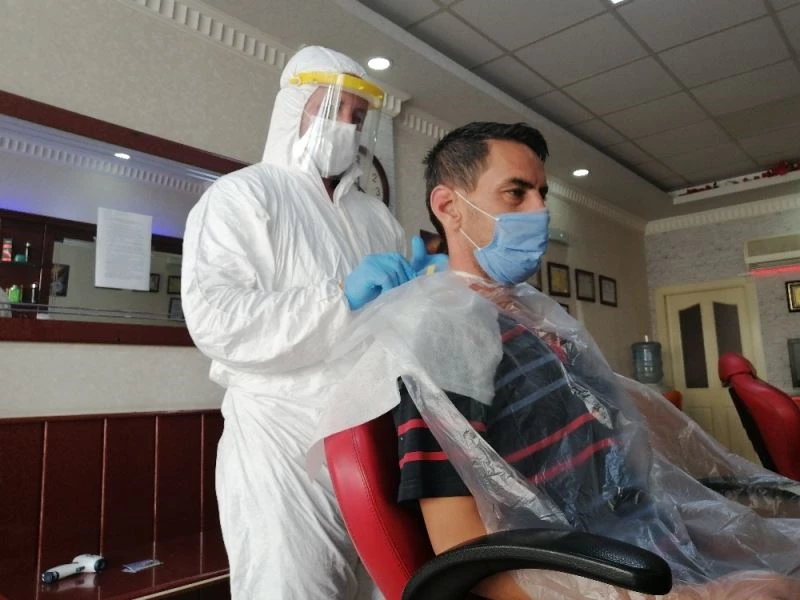 Bu kuaförde para bile dezenfekte ediliyor
