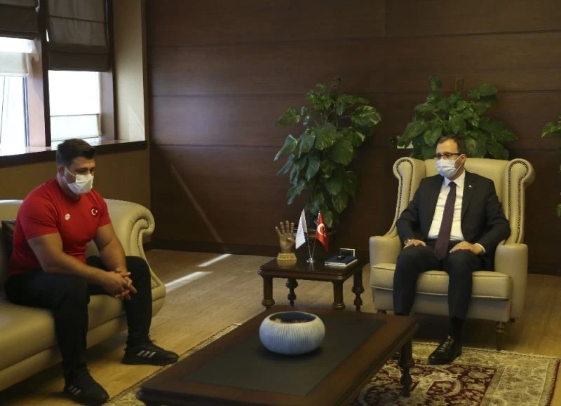 Milli güreşçilerden Bakan Kasapoğlu’na ziyaret
