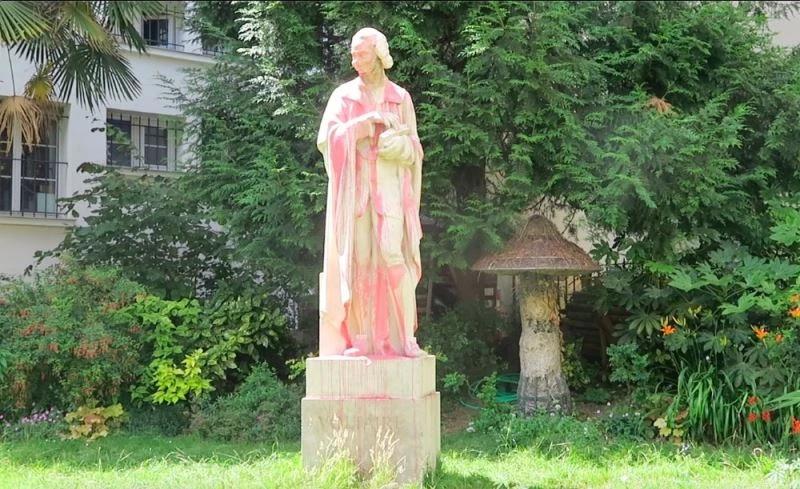 Paris’te filozof Voltaire’in heykeli kırmızıya boyandı
