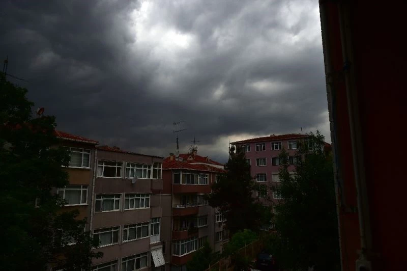İstanbul’da gökyüzünü kara bulutlar kapladı
