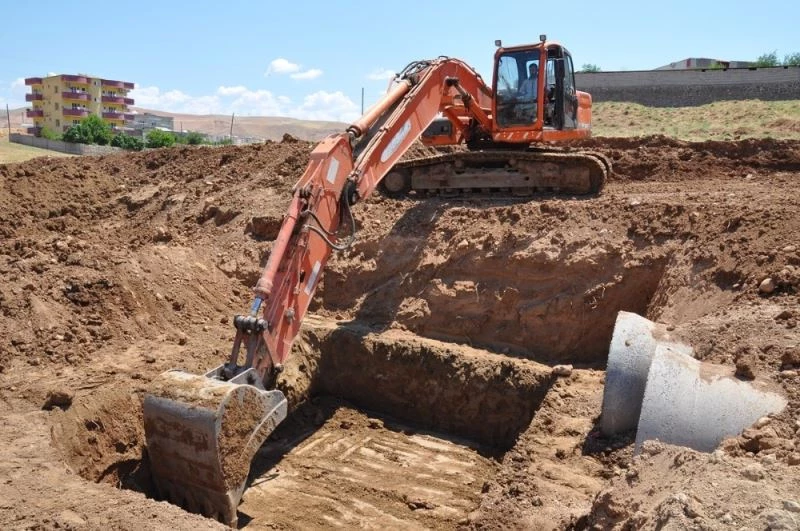 Cizre’de yağmurlama kanallarında temizlik çalışmaları
