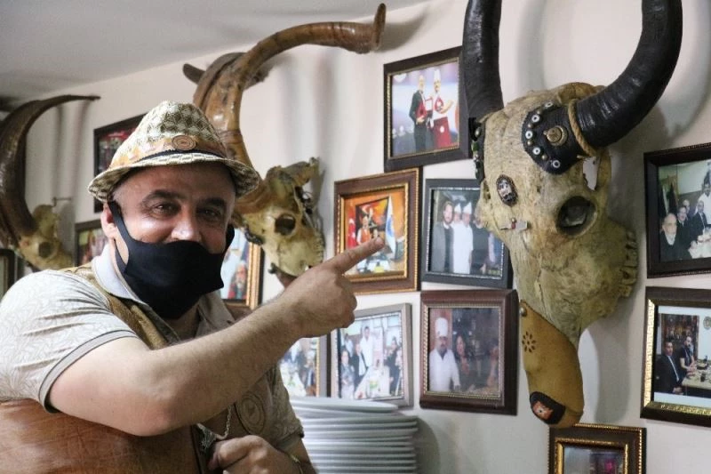 Paça ustasının kelle sergisi
