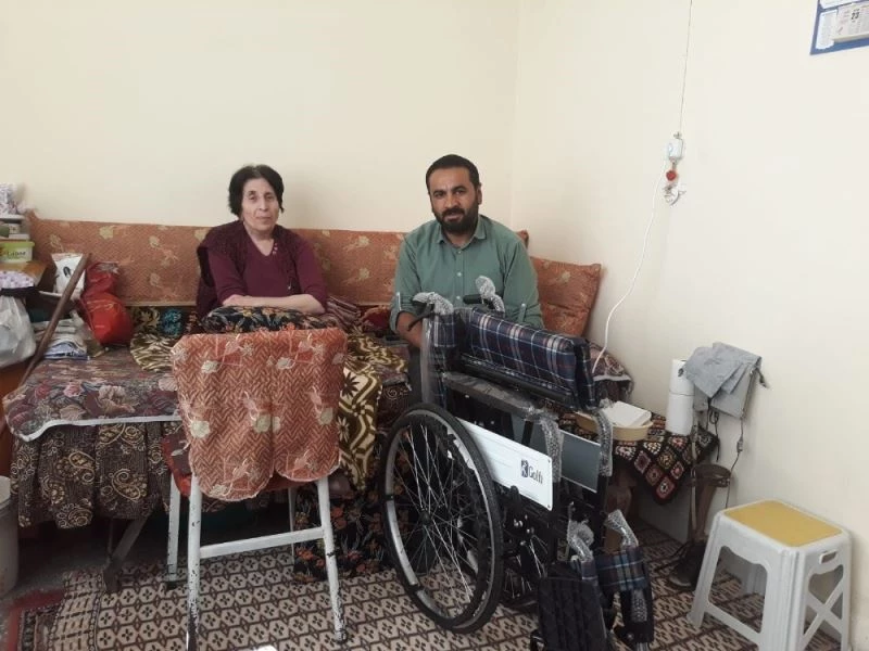 Kırşehirli gurbetçi, Bedensel Engelliler Derneğine tekerlekli sandalye bağışında bulundu
