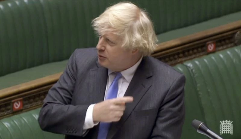 İngiltere’de 2 metrelik sosyal mesafe azaltılıyor
