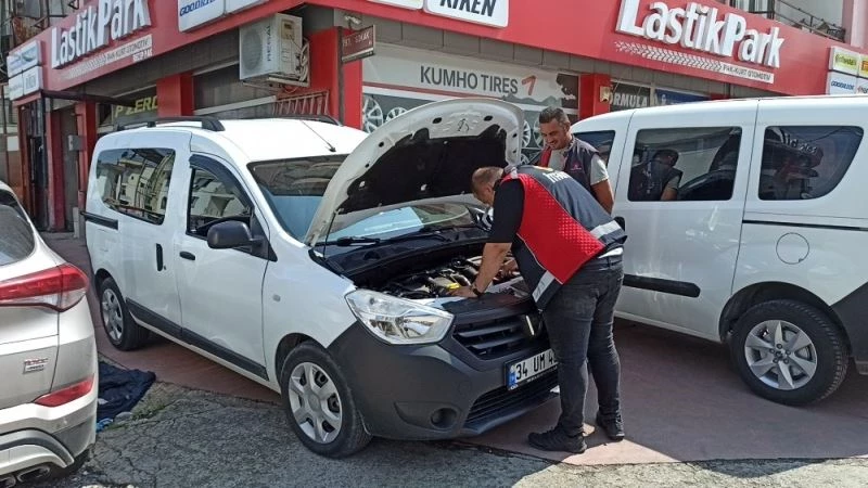 Sıkıştığı otomobilden çıkan kedi itfaiyecileri peşinden koşturdu
