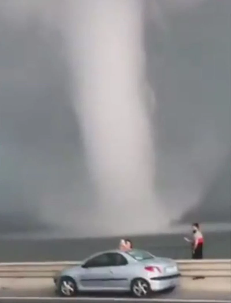 Büyükçekmece Gölü’ndeki dev hortumla selfie yaptı

