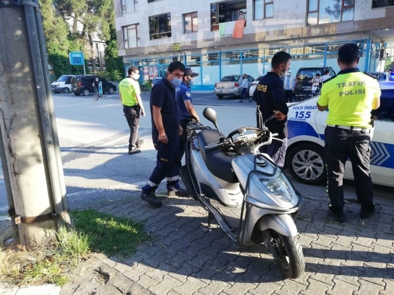 Polisten kazayı izleyen vatandaşlara sosyal mesafe uyarısı
